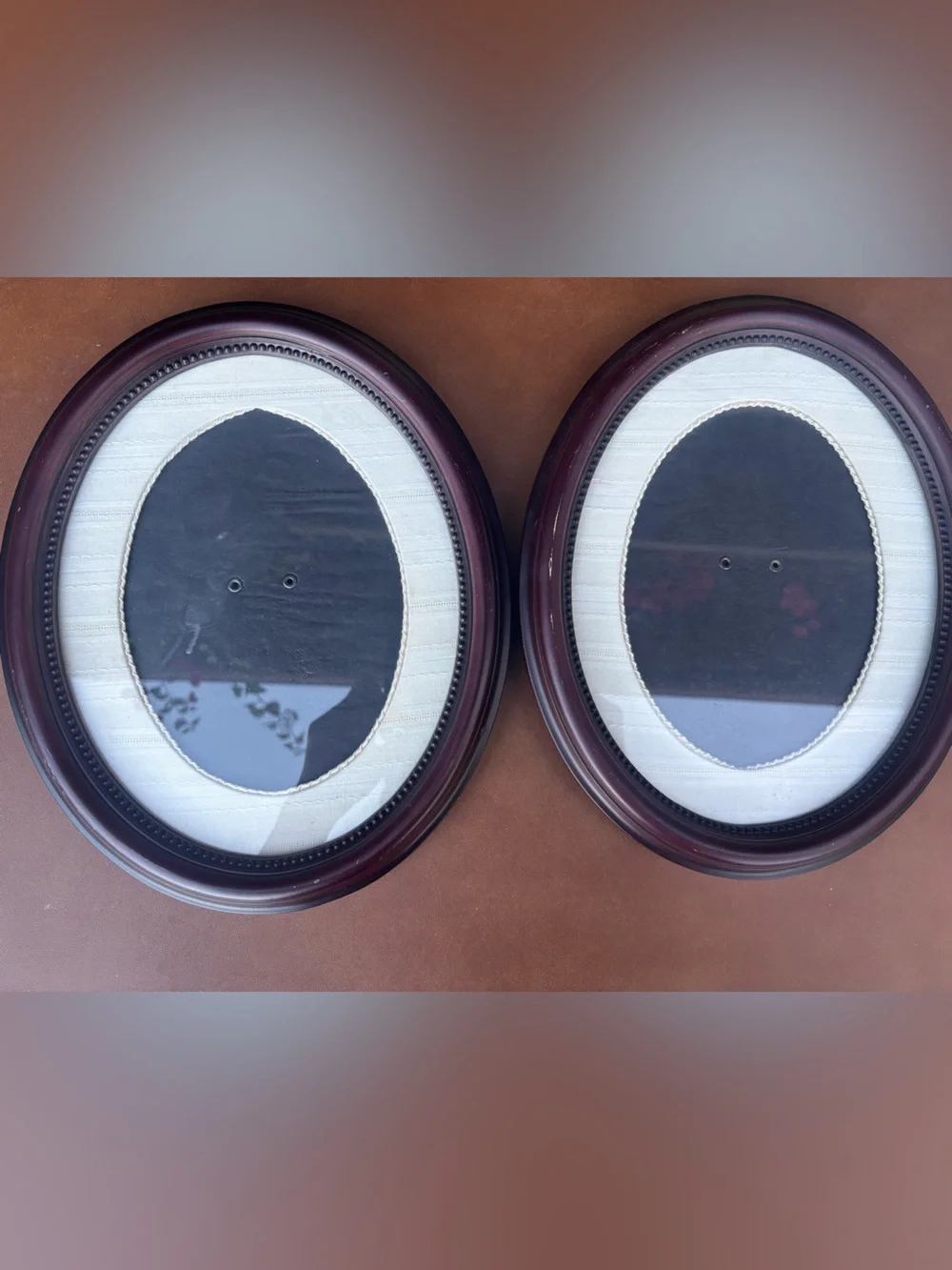 Pair of Oval Mahogany Picture Frames with Linen Mat - vintage 8x10 - Picture 1 of 8